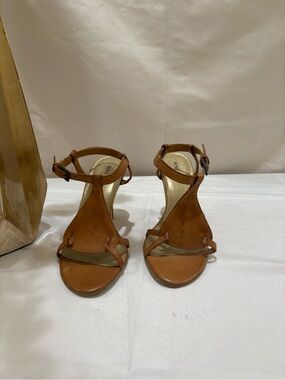 NEVER WORN! Nine West Leather Cognac T-Strap Sandals Size 8.5M